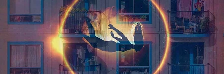 Mujer cae al vacio al fondo se ve un bloque de pisos