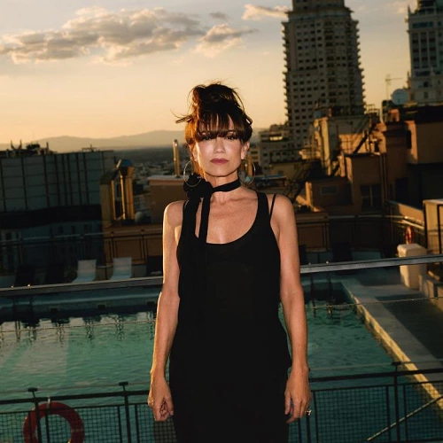 La bien querida fotografiada sobre una azotea con un fondo de piscina y skylineHaHare