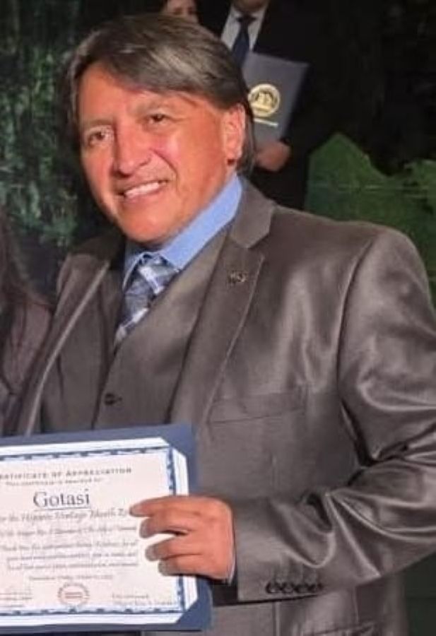 Gotasi recoje un diploma