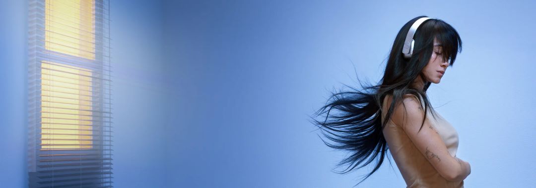 Portada Disco Aitana Portada del Disco Cuarto Azul de Aitana. Aitana con cascos puestos y el pelo al aire.