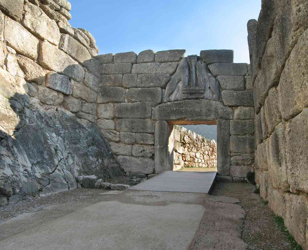 La Puerta de los Leones, Mukenai