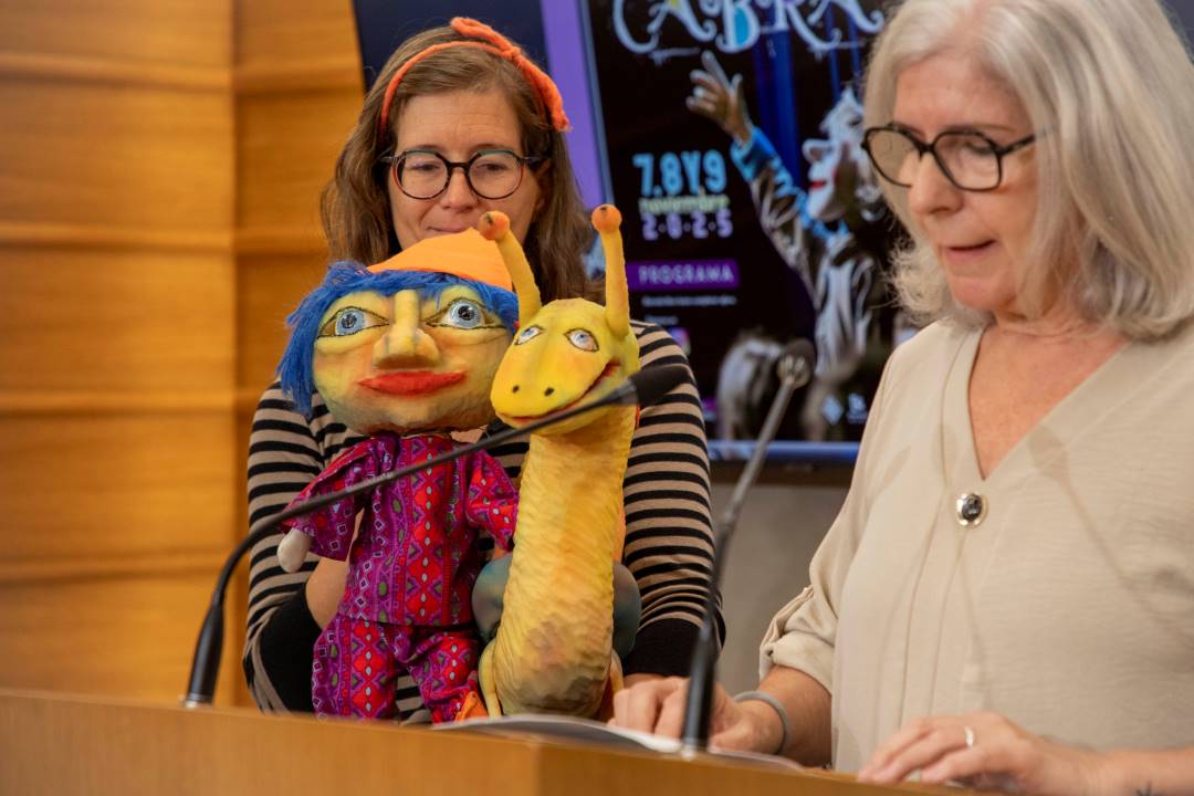 La Directora de la Compañía Titiricabra junto a una compañera y dos títeres