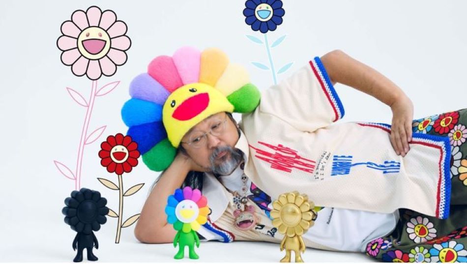 Takashi Murakami tumbado y observando sus obras.