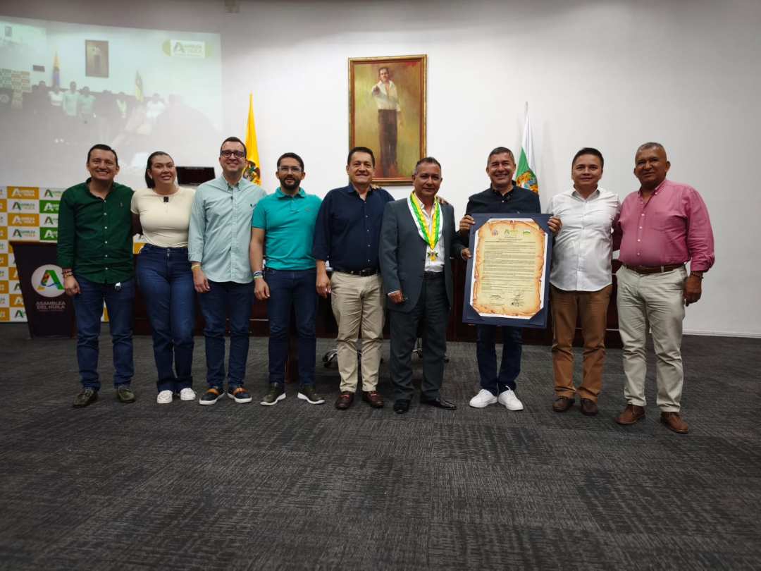Milton Morales Grillo recibe doble homenaje internacional en la Asamblea del Huila