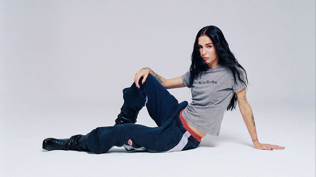 Natalia Lacunza sentada