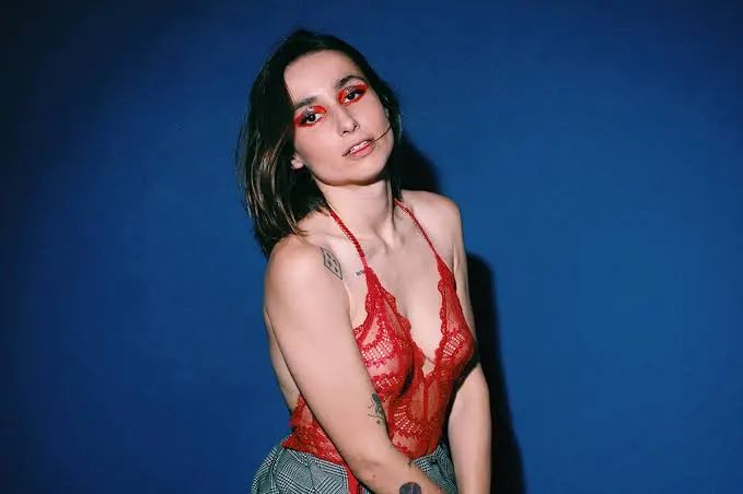 Imagen de la cantante Zahara presentando Lenta Ternura