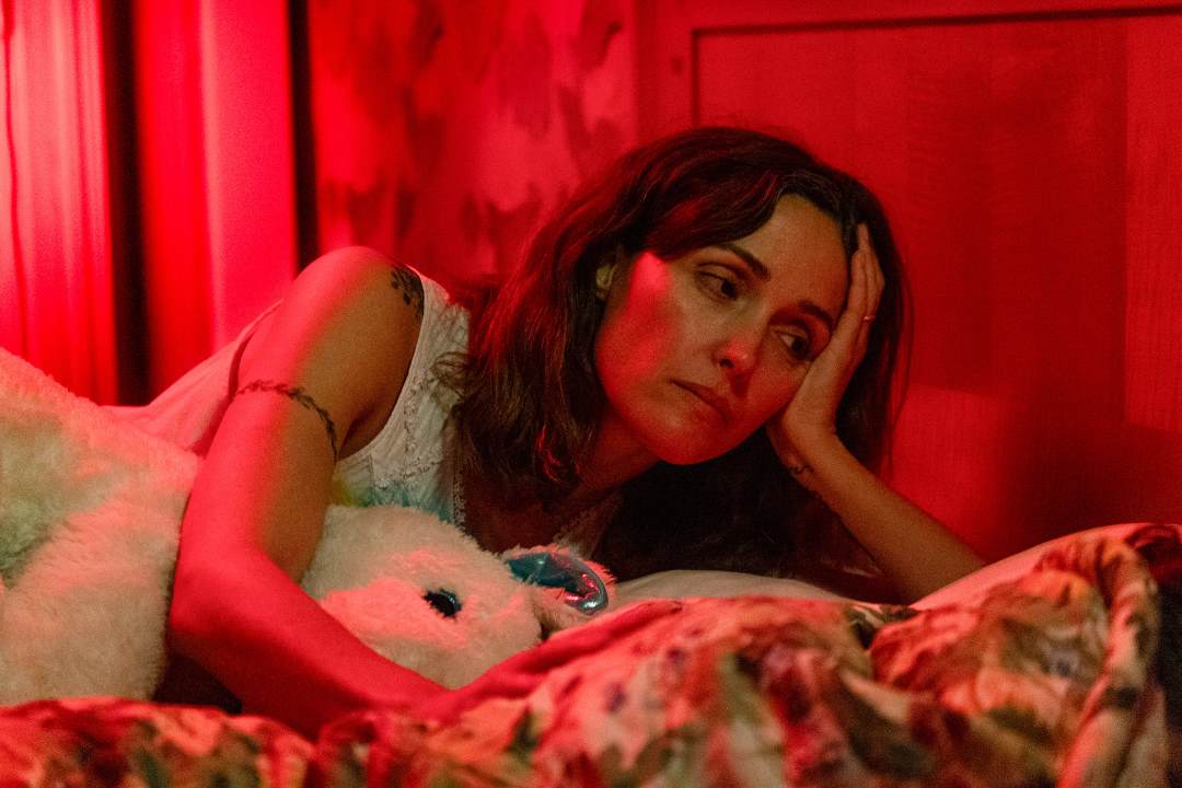 Ansiedad Maternal, Rose Byrne;  "Si pudiera te daría una patada" Foto de Logan White 