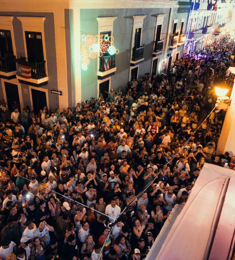 La gente disfruta, oyendo Cambiaré, en las Fiestas de la Calle San Sebastian (San Juan, Puerto Rico)