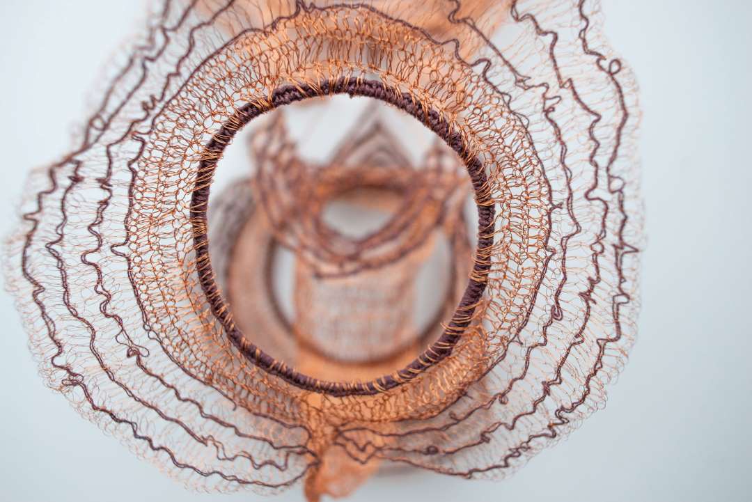 Cristina Flores Pescorán, Bailes con el sol y la luna (detalle), tejido con hilo de cobre y algodón nativo, 106 x 38 x 24 cm, 2026 (Arte Migrante)