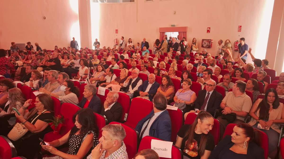 Salón lleno de público