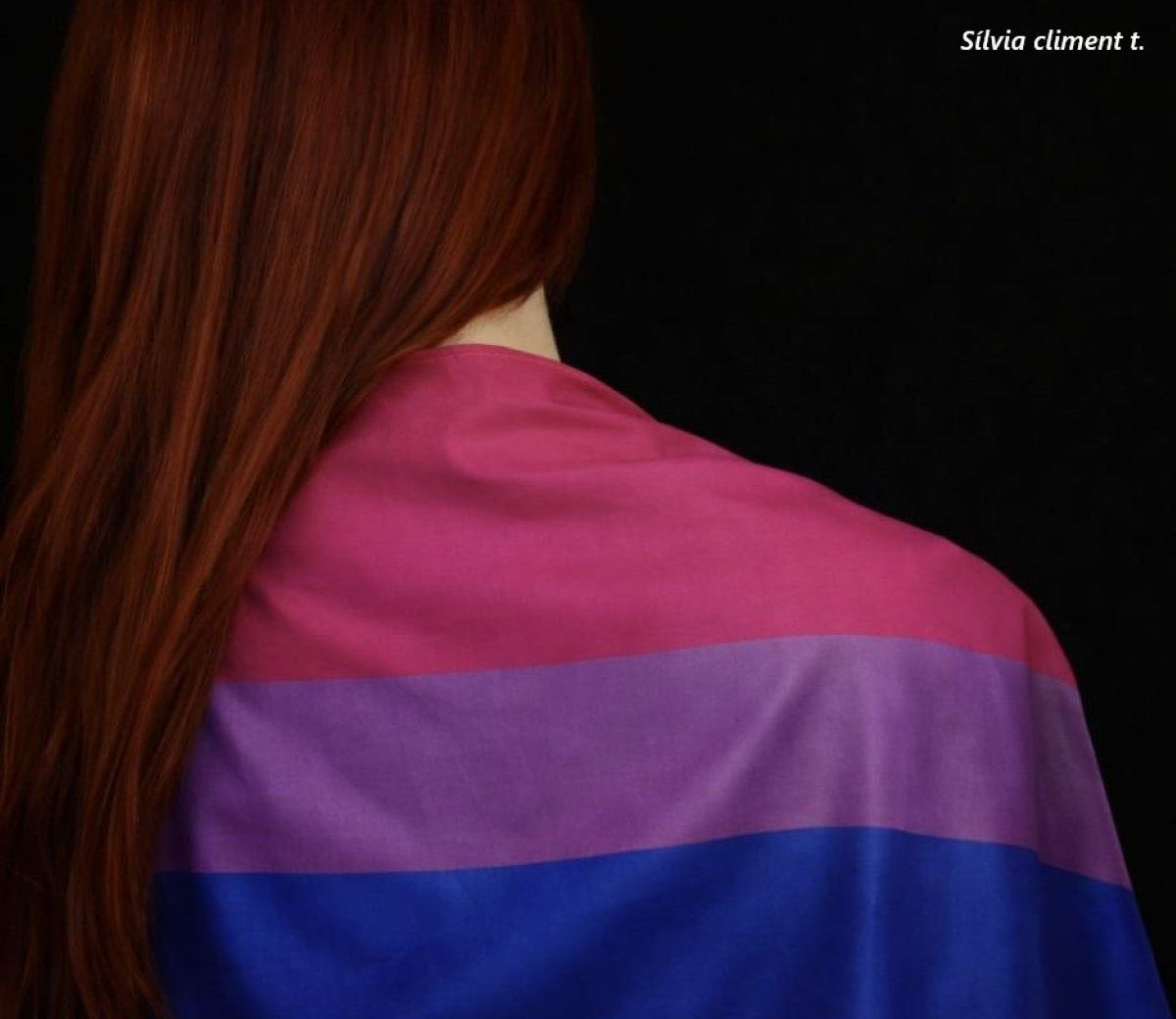 Fotografía Feminista. Mujer de espaldas con bandera de bisexual