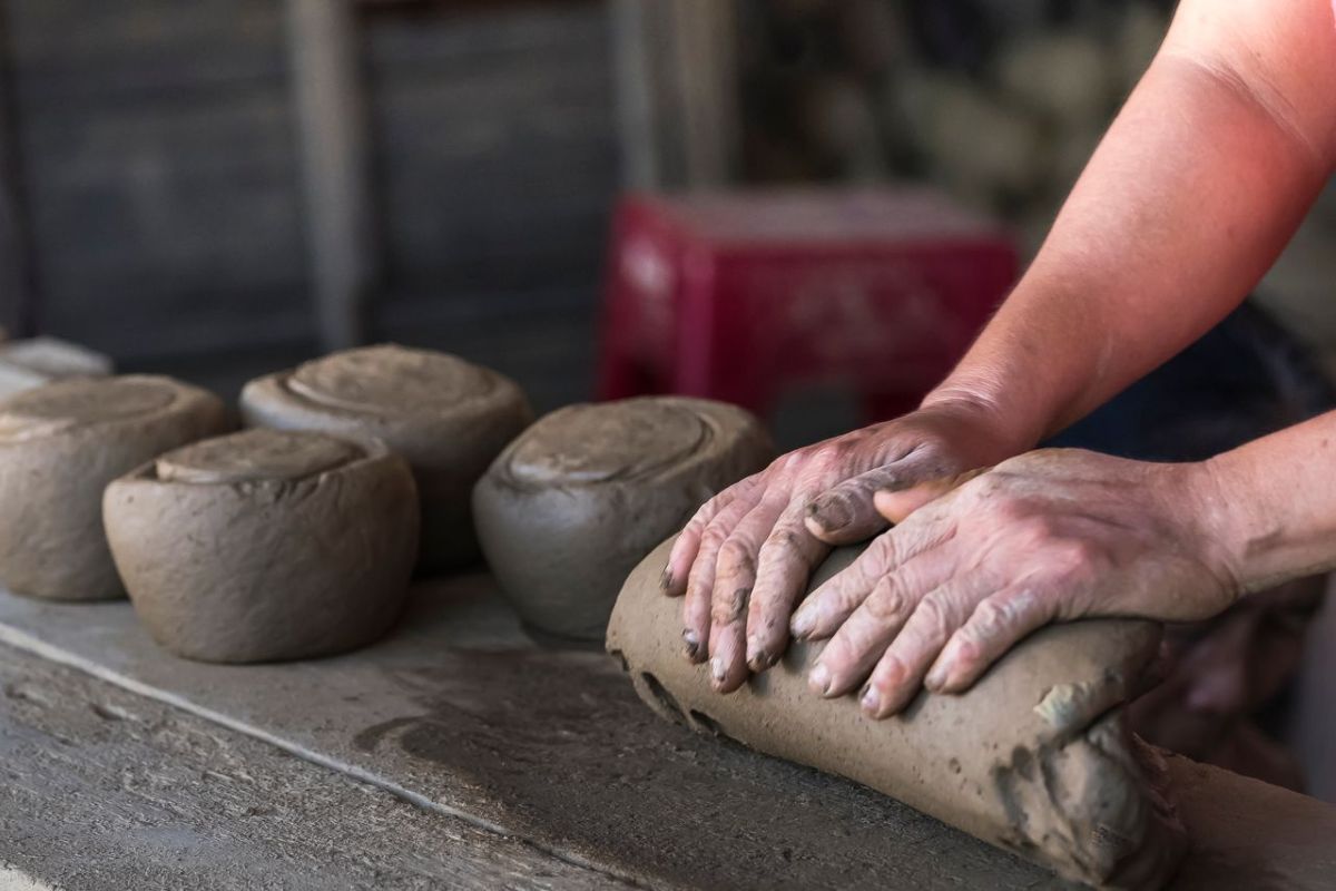 Manos de artesanos trabajando el barro