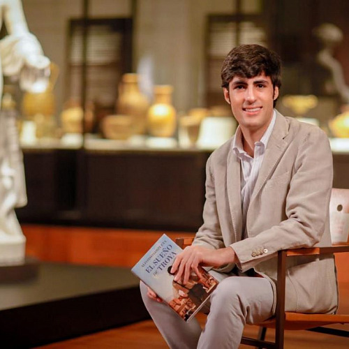 Alfonso Goizueta: el joven novelista, finalista del Premio Planeta 2023 que excava en las ruinas del alma Alfonso Goizueta, sentado, con su libro en la mano, en la sala de un museo.