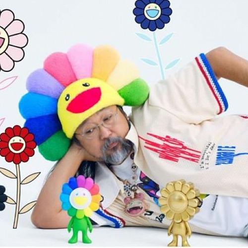 Takashi Murakami tumbado y observando sus obras.