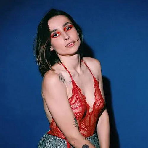 Imagen de la cantante Zahara presentando Lenta Ternura