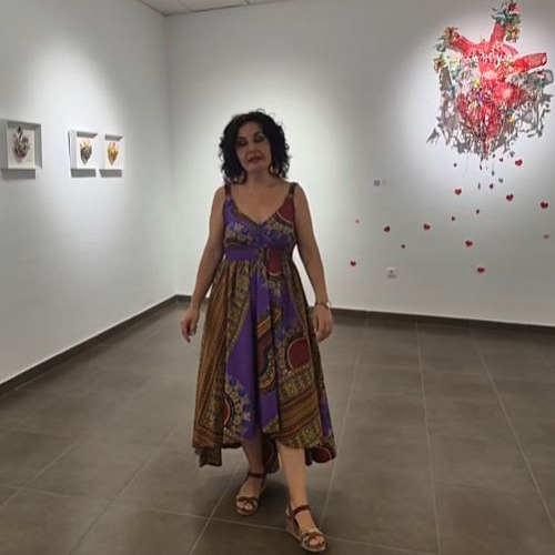 Eva Llamas desnuda su alma en "Desde mi interior": itinerario íntimo de una exposición en perpetua evolución