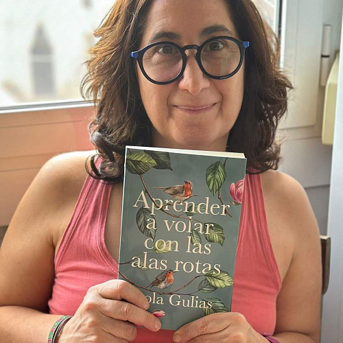 Lola Gulias: aprender, reconstruirse y volar aunque duelan las alas La autora Lola Guilas muestra su libro