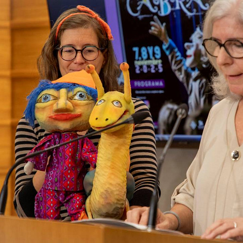 TitiriCabra llena de magia y títeres las calles de Cabra (Córdoba) en su segunda edición La Directora de la Compañía Titiricabra junto a una compañera y dos títeres