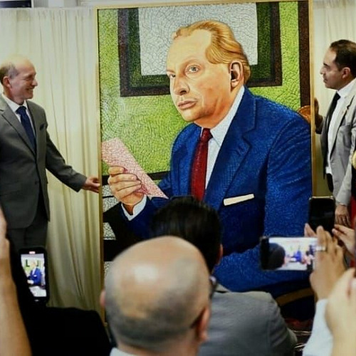 Inaguración del cuadro de L. Ron Hubbard, sala llena de gente y con telefonos moviles