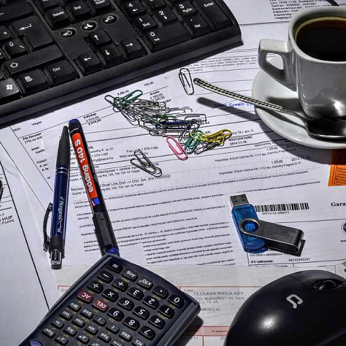 Cultura Digital: La Ley Crea y Crece Revoluciona la Gestión Empresarial En una mesa boligrafos, pendrive, cafe, calculadora, ratón, ordenador y clips