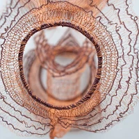 Cristina Flores Pescorán, Bailes con el sol y la luna (detalle), tejido con hilo de cobre y algodón nativo, 106 x 38 x 24 cm, 2026 (Arte Migrante)