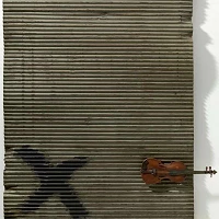 Tapies Puerta Metálica y Violín