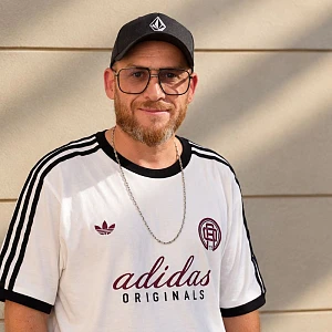 Javi Medina con la camiseta de adidas
