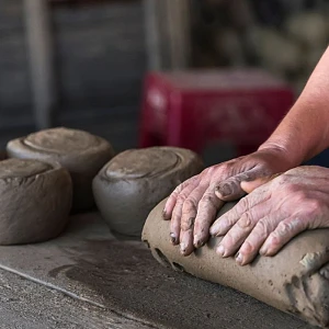 Manos de artesanos trabajando el barro