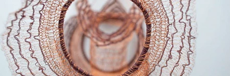 Cristina Flores Pescorán, Bailes con el sol y la luna (detalle), tejido con hilo de cobre y algodón nativo, 106 x 38 x 24 cm, 2026 (Arte Migrante)