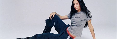 Natalia Lacunza sentada