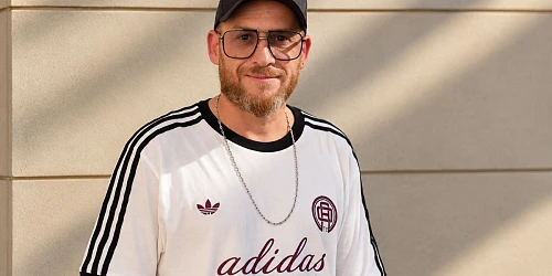 Javi Medina con la camiseta de adidas