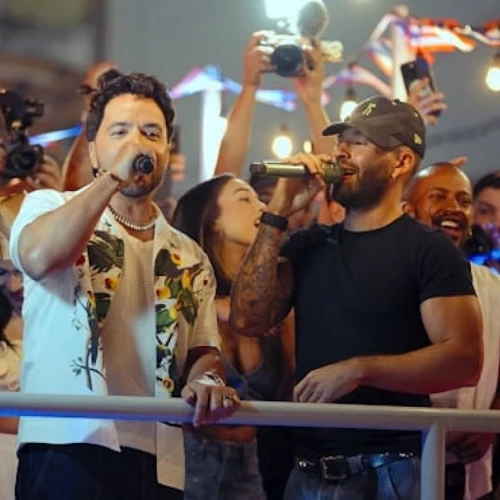 Fonsy y Feid cantando cambiaré en la calle San Sebastian