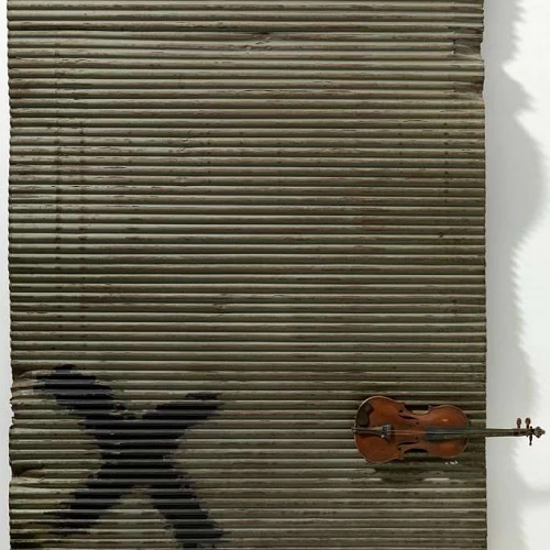 Tapies Puerta Metálica y Violín