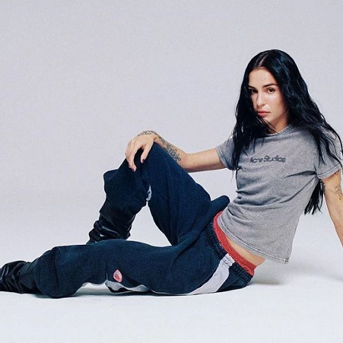 Natalia Lacunza sentada