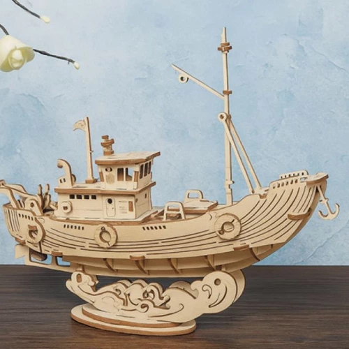 Puzzle 3D de madera con forma de barco artesanal sobre una mesa, elaborado con piezas detalladas y acabado natural, representando la creatividad manual y la precisión del diseño en madera