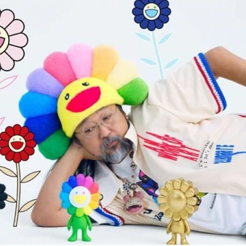 Takashi Murakami tumbado y observando sus obras.