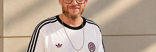 Javi Medina con la camiseta de adidas