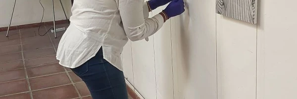 Montaje de una exposición con retratos de mujeres en un espacio cultural.
