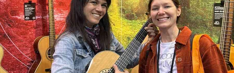 Clientes en el stand de Alhambra Guitarras