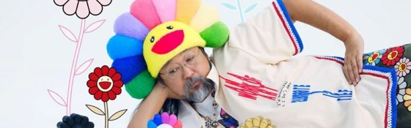 Takashi Murakami tumbado y observando sus obras.